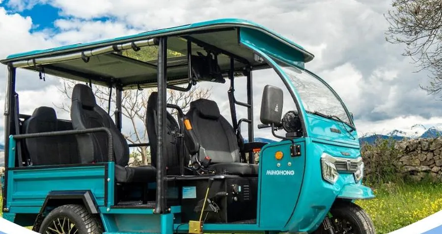 Interior del tuk tuk eléctrico de EcoMove con asientos para cuatro pasajeros